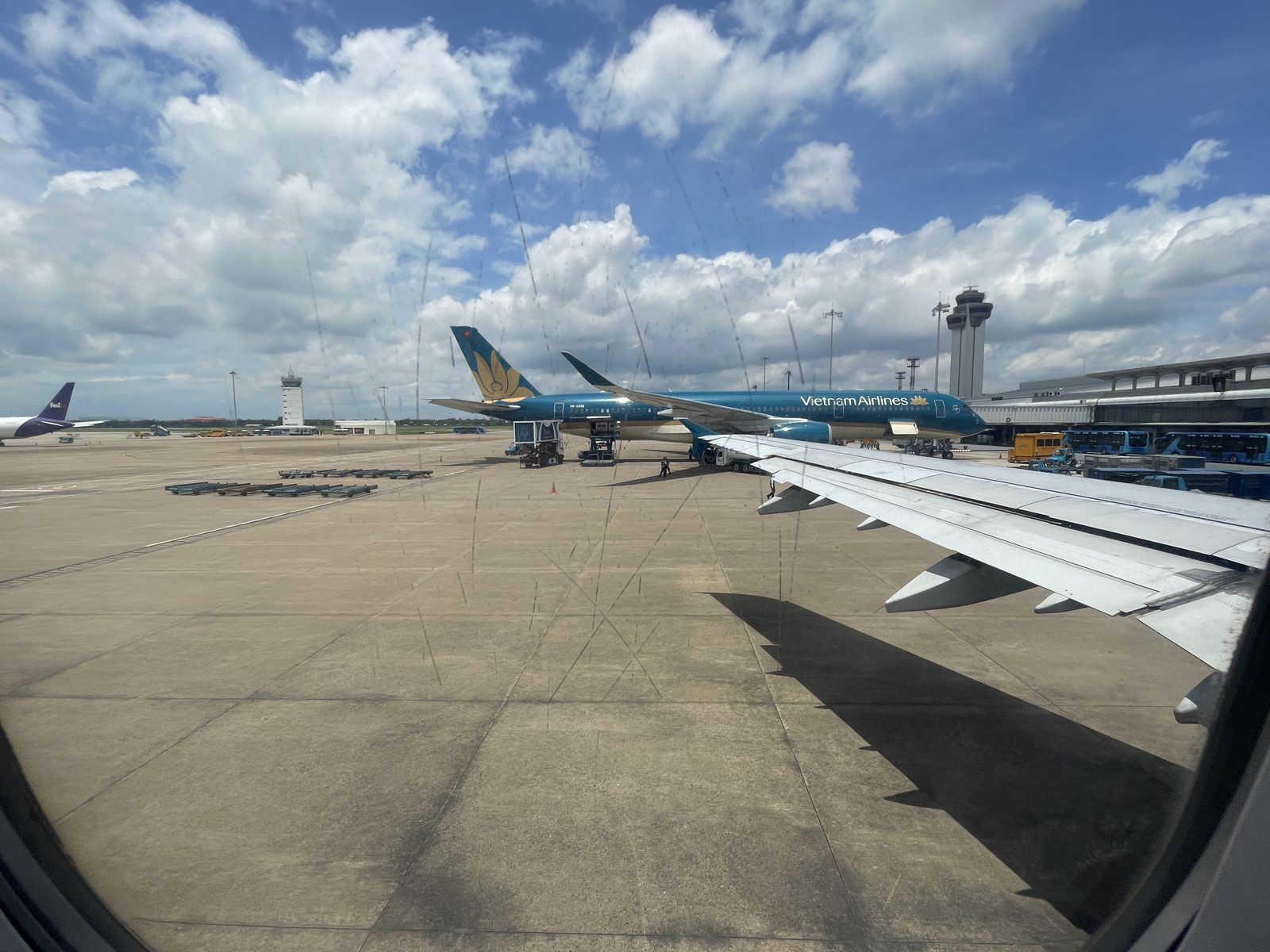 タンソンニャット空港の駐機場に並ぶベトナム航空の機体と管制塔