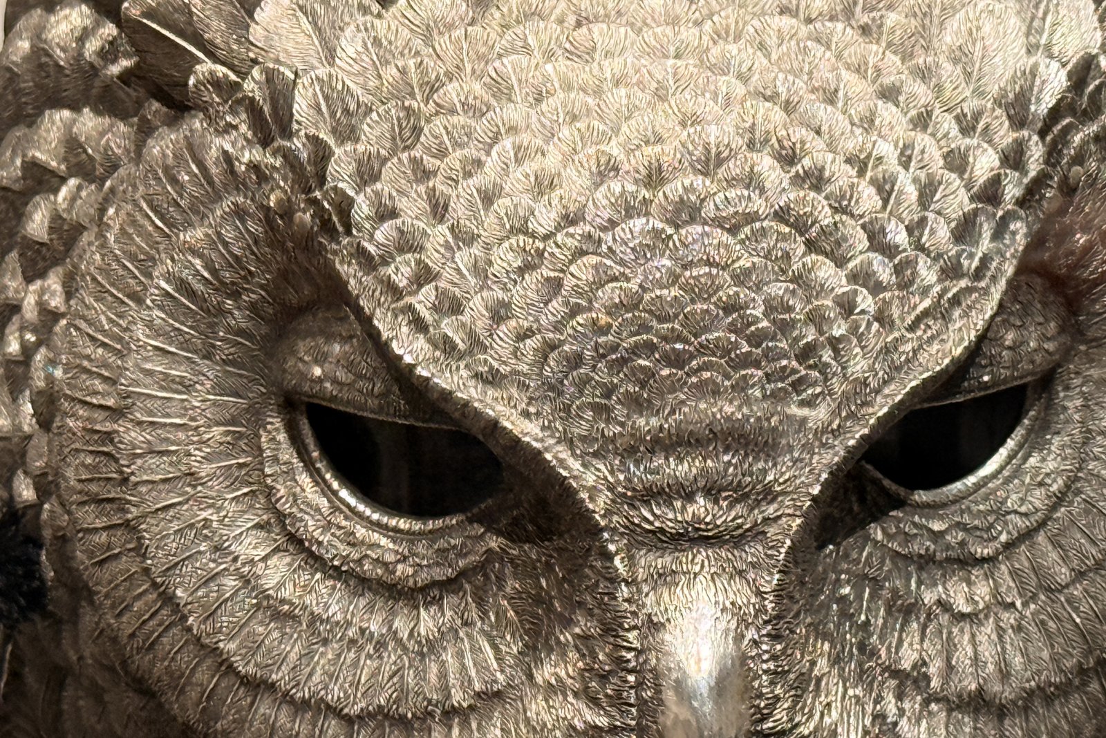 金属の羽を重ねて作られたミミズクの頭部、目のまわりまで細かく作り込まれている