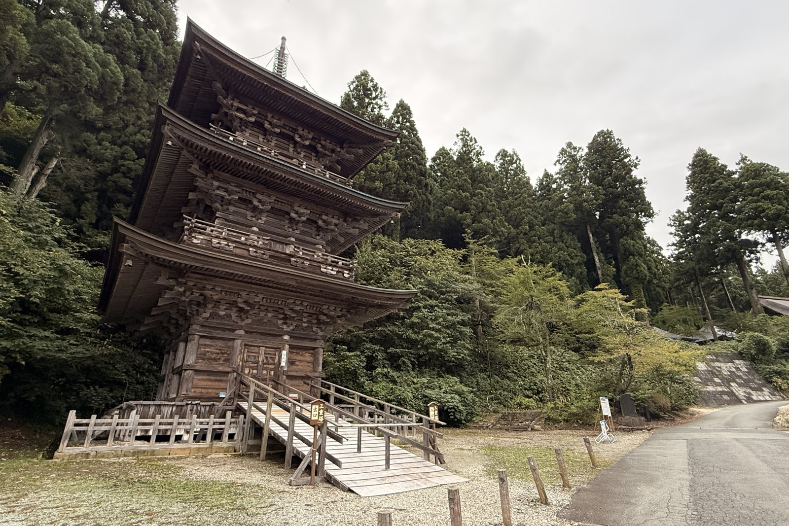 慈恩寺の三重塔、杉林を背にした木造の塔
