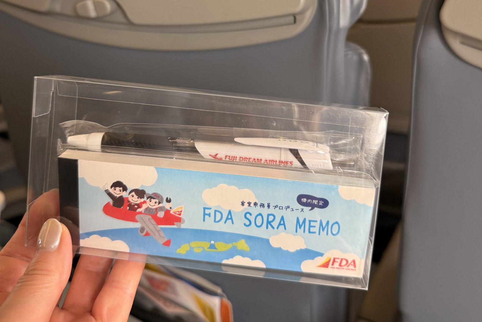 FDAの機内限定販売「FDA SORA MEMO」。青空と赤い飛行機が描かれたメモと、飛行機のデザインが入ったペン